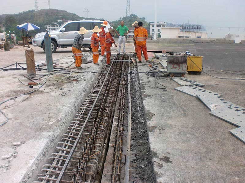 廣航交通贛州公路大橋梳齒型橋梁伸縮縫裝置安裝施工現場會議